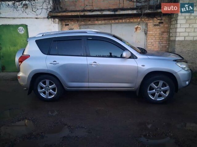 Серый Тойота РАВ 4, объемом двигателя 2 л и пробегом 165 тыс. км за 10700 $, фото 1 на Automoto.ua