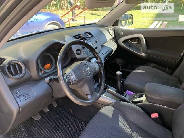 Серый Тойота РАВ 4, объемом двигателя 2 л и пробегом 222 тыс. км за 9600 $, фото 4 на Automoto.ua