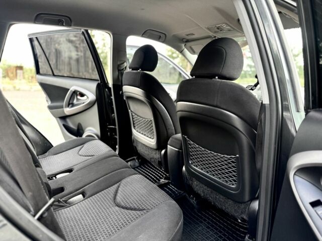 Серый Тойота РАВ 4, объемом двигателя 2 л и пробегом 241 тыс. км за 9400 $, фото 13 на Automoto.ua