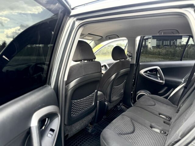 Серый Тойота РАВ 4, объемом двигателя 2 л и пробегом 241 тыс. км за 9400 $, фото 14 на Automoto.ua