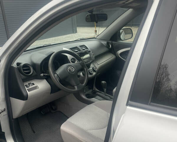 Сірий Тойота РАВ 4, об'ємом двигуна 2.4 л та пробігом 158 тис. км за 8500 $, фото 18 на Automoto.ua