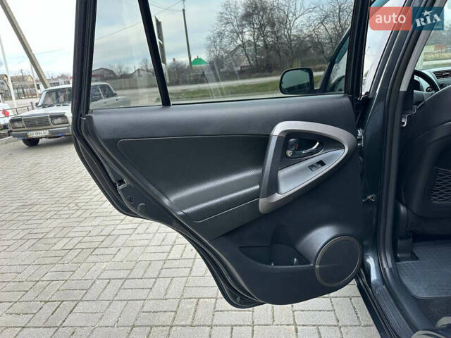 Серый Тойота РАВ 4, объемом двигателя 2 л и пробегом 230 тыс. км за 9450 $, фото 16 на Automoto.ua