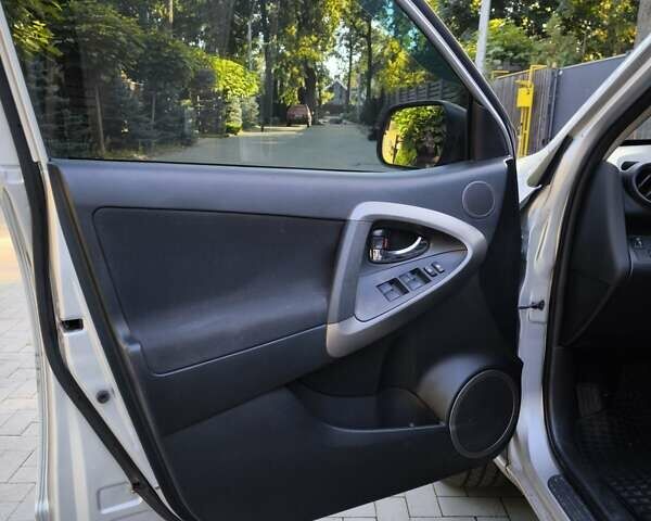 Серый Тойота РАВ 4, объемом двигателя 2 л и пробегом 240 тыс. км за 6900 $, фото 7 на Automoto.ua