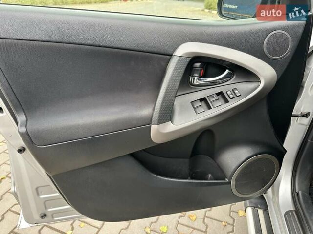 Серый Тойота РАВ 4, объемом двигателя 2 л и пробегом 309 тыс. км за 8950 $, фото 18 на Automoto.ua