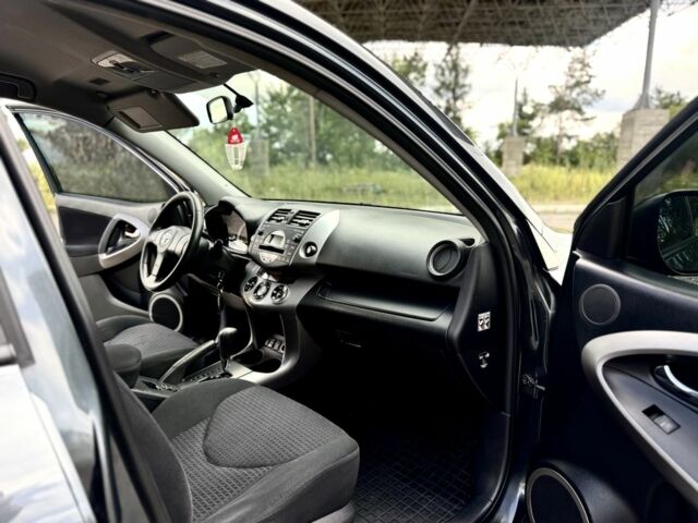 Серый Тойота РАВ 4, объемом двигателя 2 л и пробегом 241 тыс. км за 9400 $, фото 9 на Automoto.ua