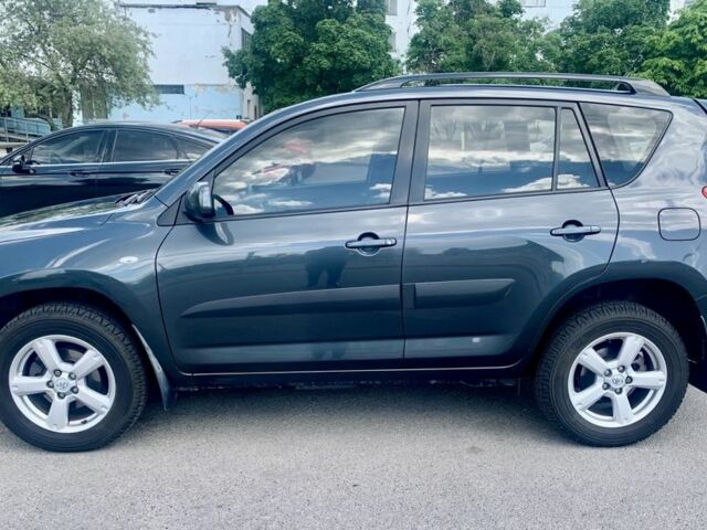 Серый Тойота РАВ 4, объемом двигателя 2 л и пробегом 317 тыс. км за 10777 $, фото 2 на Automoto.ua