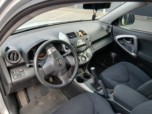 Серый Тойота РАВ 4, объемом двигателя 2 л и пробегом 260 тыс. км за 10100 $, фото 8 на Automoto.ua