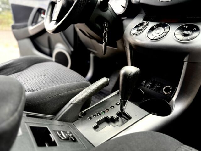 Серый Тойота РАВ 4, объемом двигателя 2 л и пробегом 241 тыс. км за 9400 $, фото 11 на Automoto.ua