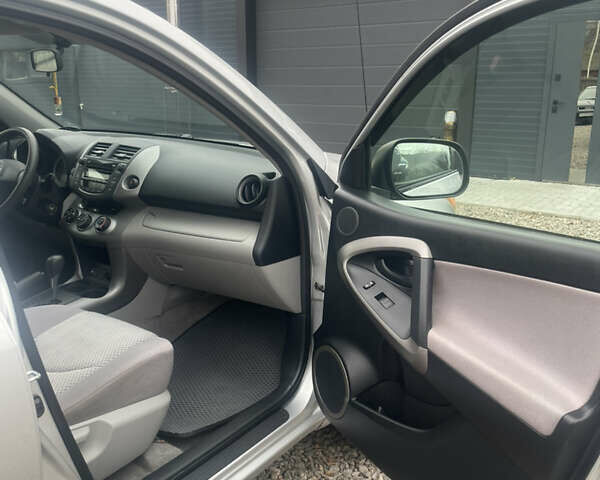 Сірий Тойота РАВ 4, об'ємом двигуна 2.4 л та пробігом 158 тис. км за 8500 $, фото 14 на Automoto.ua