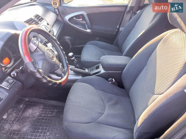 Сірий Тойота РАВ 4, об'ємом двигуна 2.2 л та пробігом 307 тис. км за 8200 $, фото 4 на Automoto.ua