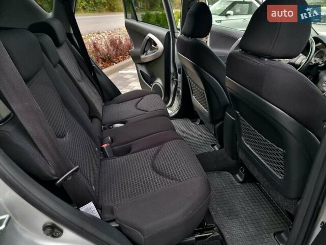Сірий Тойота РАВ 4, об'ємом двигуна 2 л та пробігом 150 тис. км за 10800 $, фото 26 на Automoto.ua