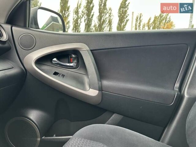 Серый Тойота РАВ 4, объемом двигателя 2 л и пробегом 309 тыс. км за 8950 $, фото 23 на Automoto.ua