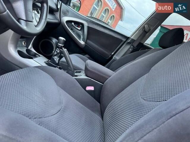 Сірий Тойота РАВ 4, об'ємом двигуна 2.23 л та пробігом 175 тис. км за 9650 $, фото 17 на Automoto.ua