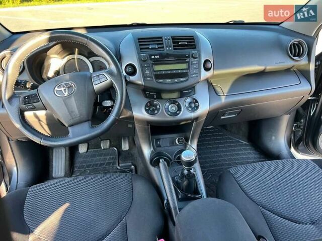 Серый Тойота РАВ 4, объемом двигателя 2.2 л и пробегом 199 тыс. км за 10500 $, фото 7 на Automoto.ua