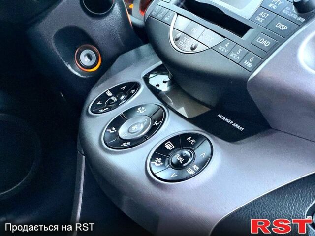 Сірий Тойота РАВ 4, об'ємом двигуна 2.2 л та пробігом 175 тис. км за 9650 $, фото 11 на Automoto.ua