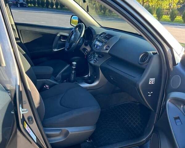 Серый Тойота РАВ 4, объемом двигателя 2.2 л и пробегом 199 тыс. км за 10500 $, фото 13 на Automoto.ua