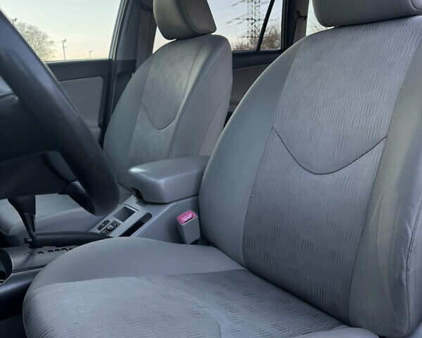 Сірий Тойота РАВ 4, об'ємом двигуна 2.5 л та пробігом 251 тис. км за 9499 $, фото 14 на Automoto.ua