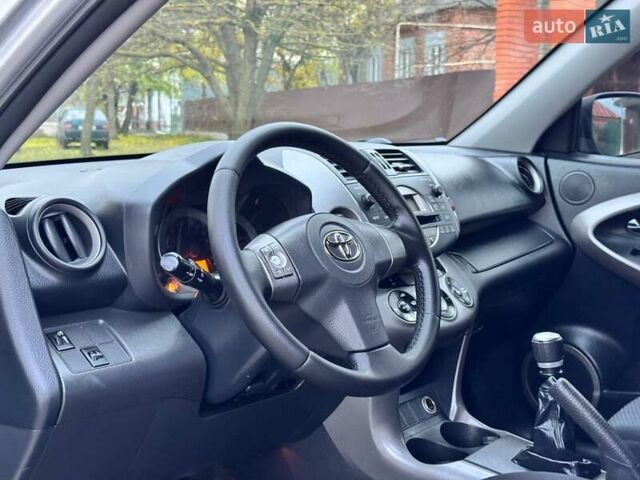 Сірий Тойота РАВ 4, об'ємом двигуна 2.23 л та пробігом 175 тис. км за 9650 $, фото 5 на Automoto.ua