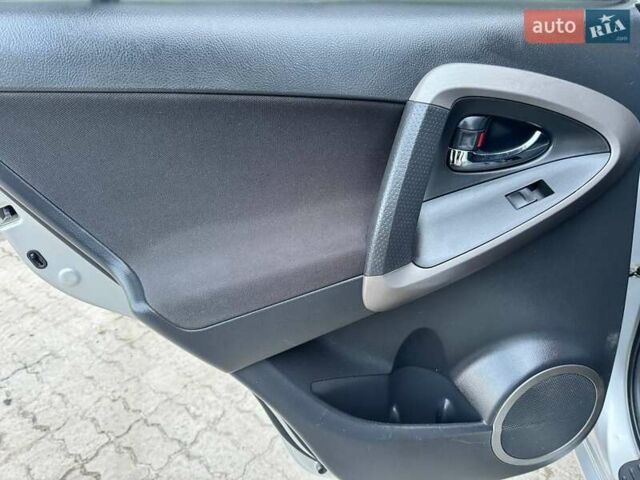 Сірий Тойота РАВ 4, об'ємом двигуна 2.23 л та пробігом 175 тис. км за 9650 $, фото 21 на Automoto.ua