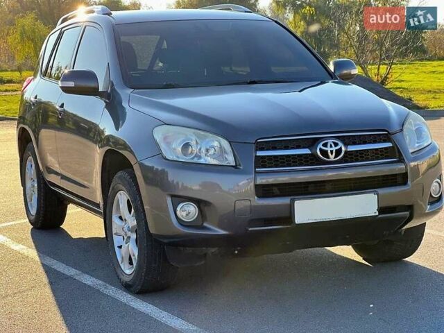 Серый Тойота РАВ 4, объемом двигателя 2.2 л и пробегом 199 тыс. км за 10500 $, фото 1 на Automoto.ua