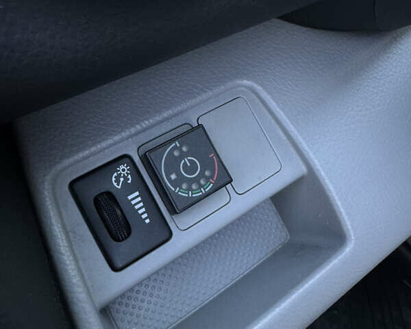 Сірий Тойота РАВ 4, об'ємом двигуна 2.5 л та пробігом 251 тис. км за 9499 $, фото 12 на Automoto.ua