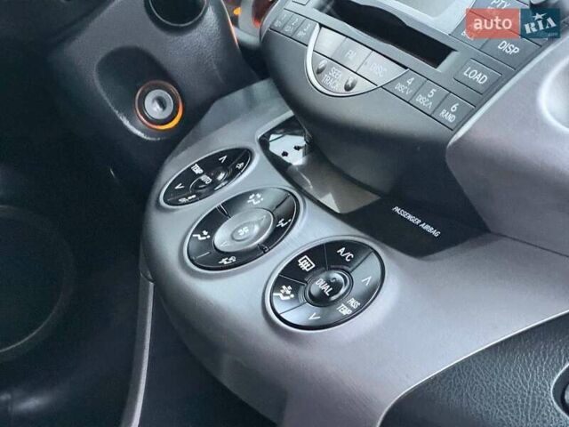 Сірий Тойота РАВ 4, об'ємом двигуна 2.23 л та пробігом 175 тис. км за 9650 $, фото 33 на Automoto.ua