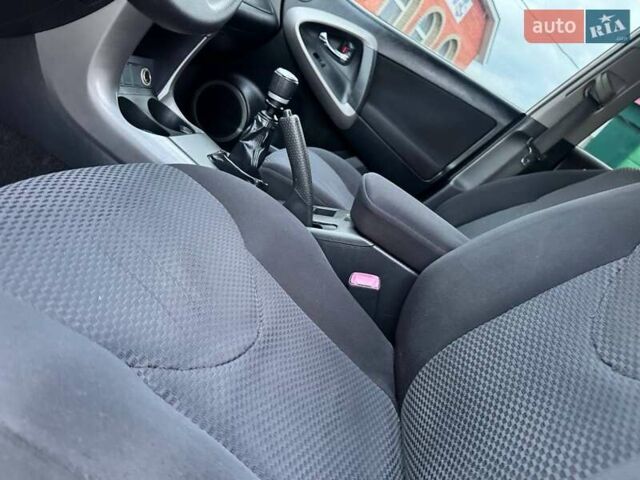 Сірий Тойота РАВ 4, об'ємом двигуна 2.23 л та пробігом 175 тис. км за 9650 $, фото 19 на Automoto.ua