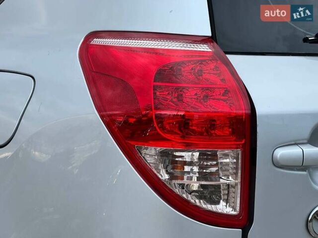 Сірий Тойота РАВ 4, об'ємом двигуна 2.23 л та пробігом 175 тис. км за 9650 $, фото 13 на Automoto.ua