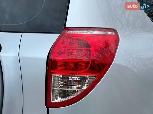 Сірий Тойота РАВ 4, об'ємом двигуна 2.23 л та пробігом 175 тис. км за 9650 $, фото 11 на Automoto.ua