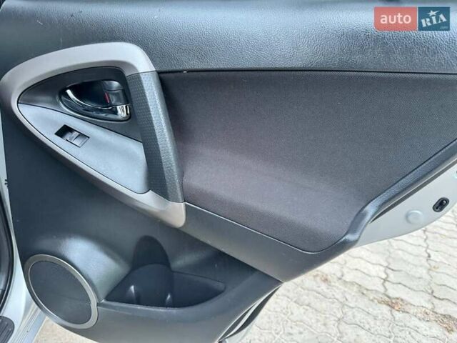 Сірий Тойота РАВ 4, об'ємом двигуна 2.23 л та пробігом 175 тис. км за 9650 $, фото 24 на Automoto.ua