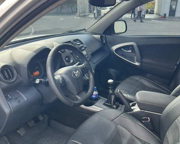 Серый Тойота РАВ 4, объемом двигателя 2.2 л и пробегом 291 тыс. км за 10699 $, фото 13 на Automoto.ua