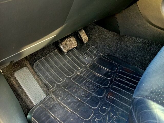 Серый Тойота РАВ 4, объемом двигателя 2.2 л и пробегом 258 тыс. км за 11800 $, фото 7 на Automoto.ua