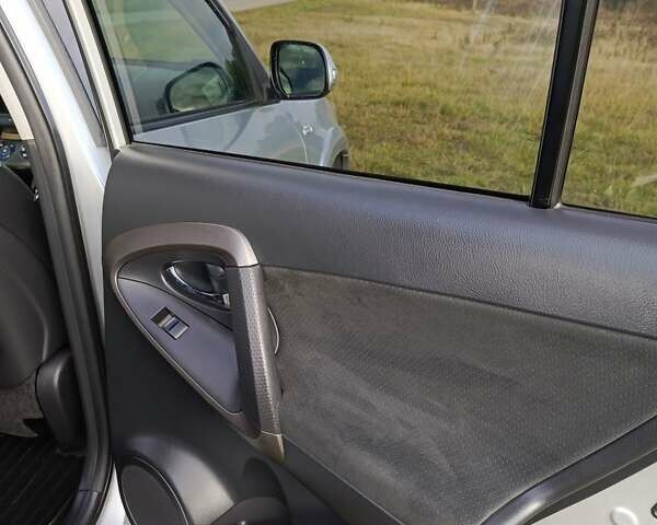 Серый Тойота РАВ 4, объемом двигателя 2.2 л и пробегом 258 тыс. км за 11700 $, фото 15 на Automoto.ua