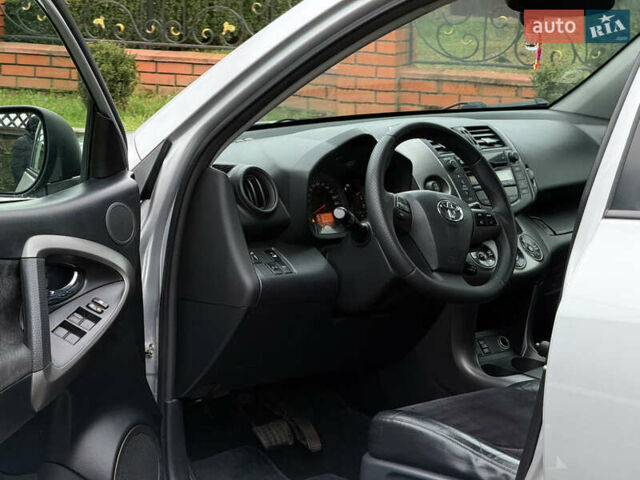 Серый Тойота РАВ 4, объемом двигателя 2.2 л и пробегом 279 тыс. км за 12600 $, фото 13 на Automoto.ua