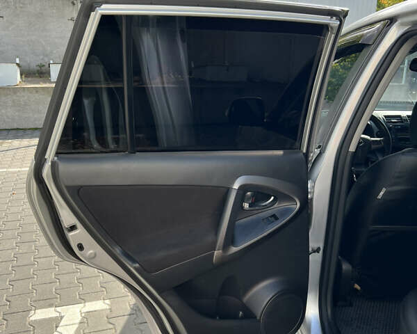 Серый Тойота РАВ 4, объемом двигателя 2.2 л и пробегом 291 тыс. км за 10699 $, фото 16 на Automoto.ua