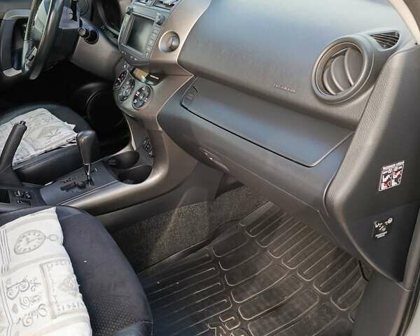 Серый Тойота РАВ 4, объемом двигателя 2.2 л и пробегом 258 тыс. км за 11700 $, фото 16 на Automoto.ua