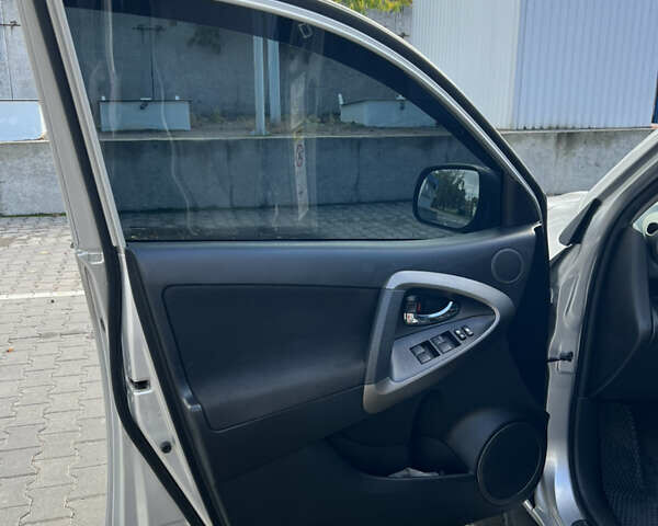 Серый Тойота РАВ 4, объемом двигателя 2.2 л и пробегом 291 тыс. км за 10699 $, фото 12 на Automoto.ua