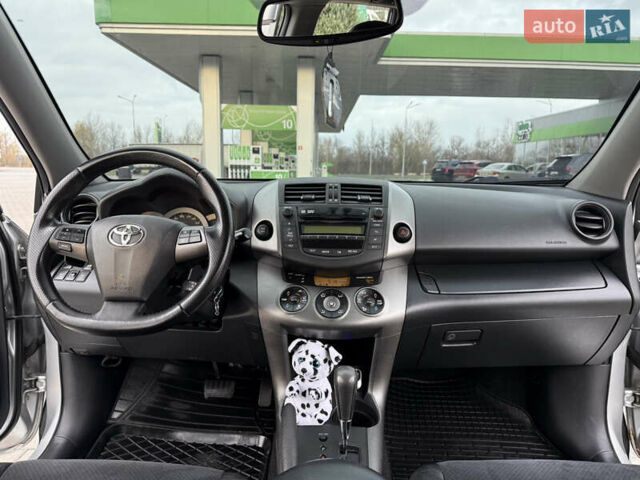 Серый Тойота РАВ 4, объемом двигателя 2 л и пробегом 140 тыс. км за 13500 $, фото 1 на Automoto.ua