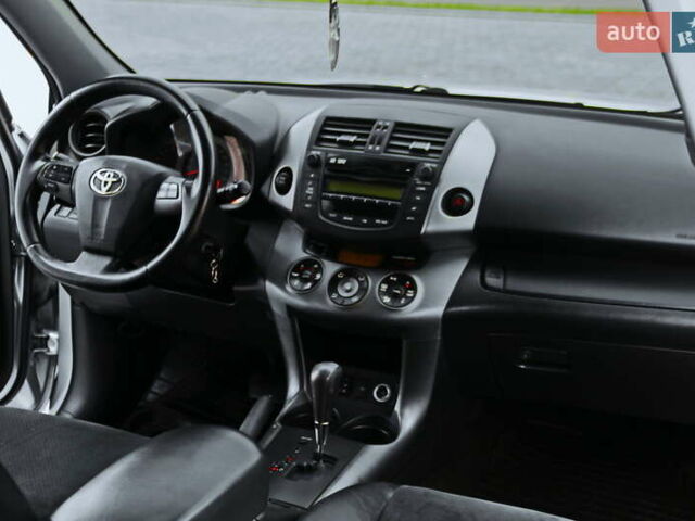 Сірий Тойота РАВ 4, об'ємом двигуна 2 л та пробігом 141 тис. км за 12750 $, фото 9 на Automoto.ua