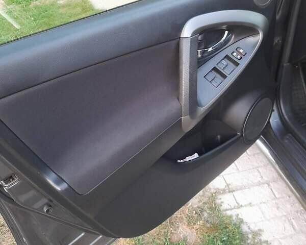 Сірий Тойота РАВ 4, об'ємом двигуна 2.23 л та пробігом 268 тис. км за 13700 $, фото 7 на Automoto.ua