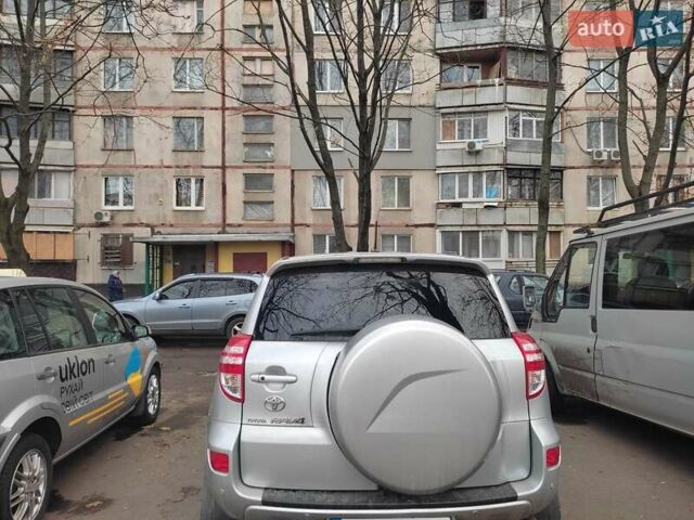 Серый Тойота РАВ 4, объемом двигателя 2 л и пробегом 175 тыс. км за 13500 $, фото 3 на Automoto.ua