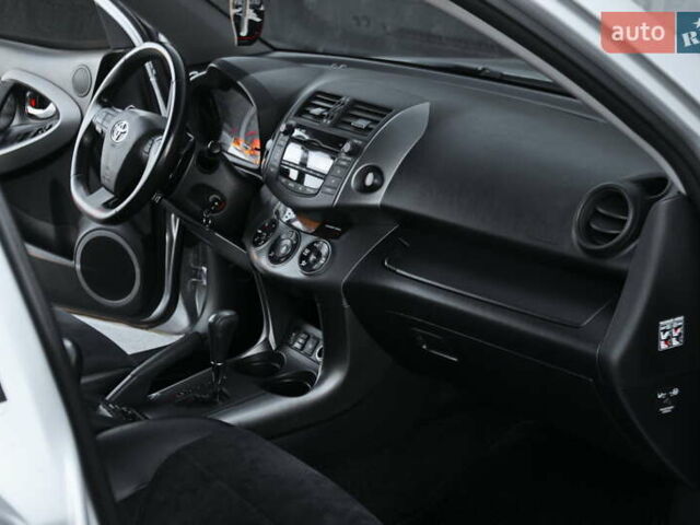 Серый Тойота РАВ 4, объемом двигателя 2 л и пробегом 142 тыс. км за 13200 $, фото 8 на Automoto.ua