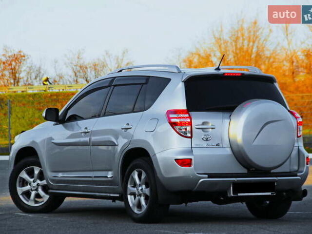 Серый Тойота РАВ 4, объемом двигателя 2 л и пробегом 142 тыс. км за 13200 $, фото 1 на Automoto.ua