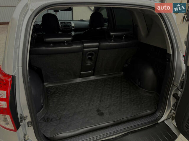 Сірий Тойота РАВ 4, об'ємом двигуна 2 л та пробігом 143 тис. км за 12800 $, фото 8 на Automoto.ua