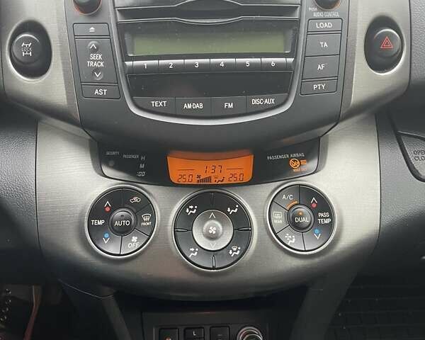 Сірий Тойота РАВ 4, об'ємом двигуна 2 л та пробігом 232 тис. км за 12900 $, фото 19 на Automoto.ua