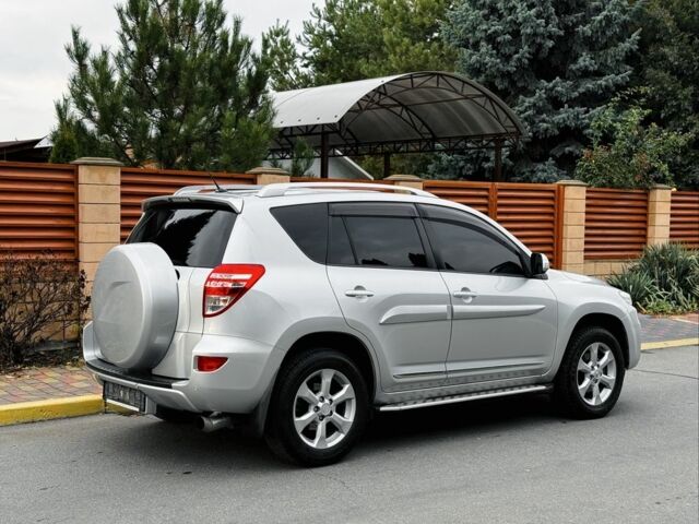 Серый Тойота РАВ 4, объемом двигателя 2 л и пробегом 143 тыс. км за 12800 $, фото 1 на Automoto.ua