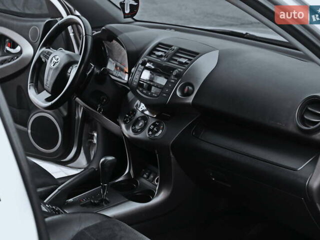 Сірий Тойота РАВ 4, об'ємом двигуна 2 л та пробігом 141 тис. км за 12750 $, фото 7 на Automoto.ua