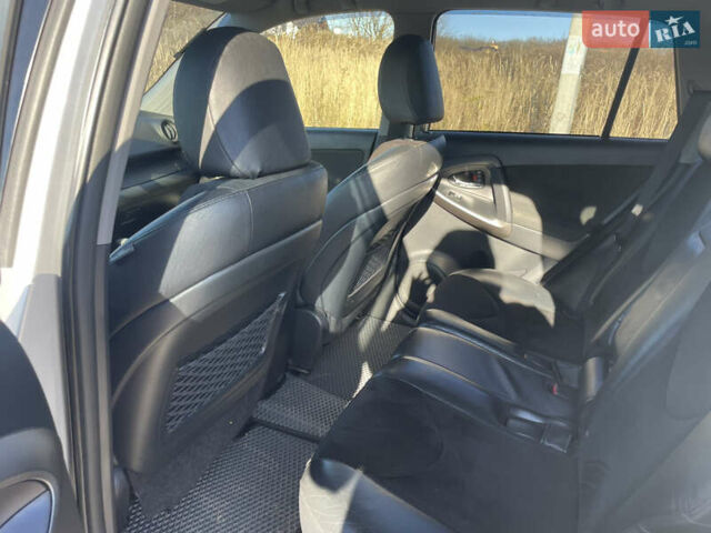Сірий Тойота РАВ 4, об'ємом двигуна 2 л та пробігом 130 тис. км за 15500 $, фото 7 на Automoto.ua