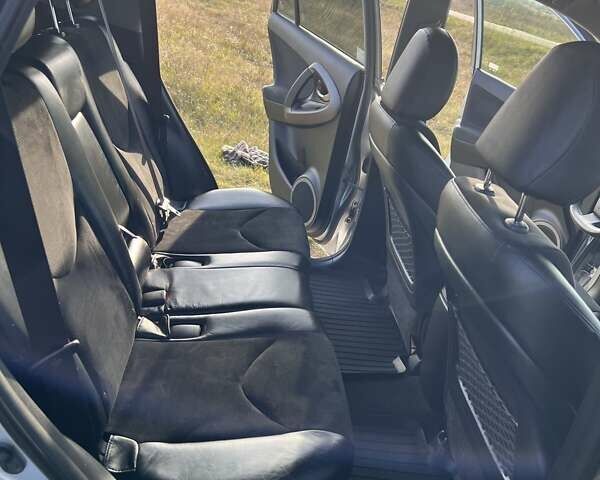 Тойота РАВ 4 2012 в Ровно на Automoto.ua Серый Тойота РАВ 4, объемом двигателя 2.2 л и пробегом 257 тыс. км за 13950 $, фото 24 на Automoto.ua