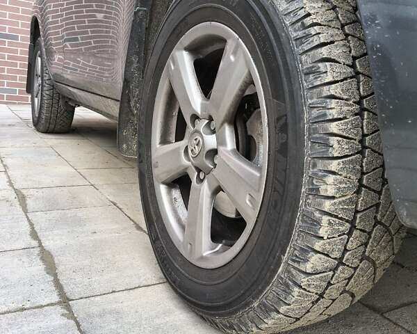 Сірий Тойота РАВ 4, об'ємом двигуна 2 л та пробігом 124 тис. км за 13800 $, фото 28 на Automoto.ua